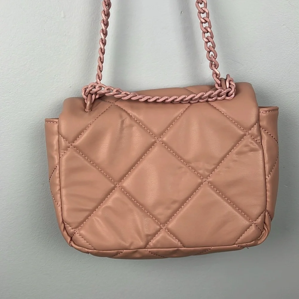 Badgley Mischka pink quilted chain, detail shoulder bag